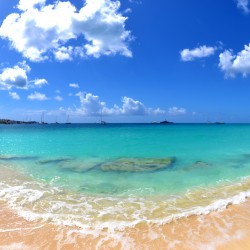 When is the best time to travel to Sint Maarten?